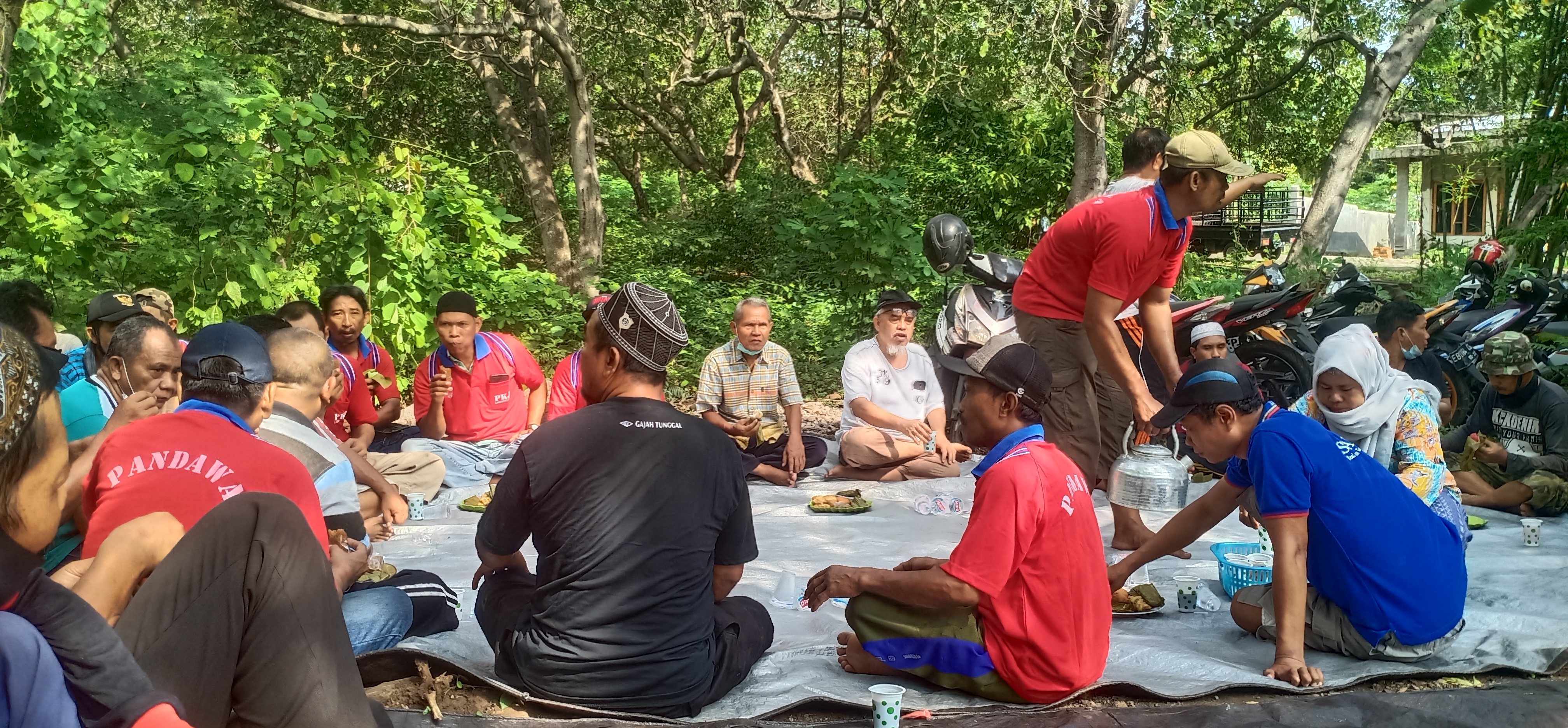 PEMASANGAN GAPURA MASUK DI PEMAKAMAN MUSLIM KELURAHAN WERI LARANTUKA