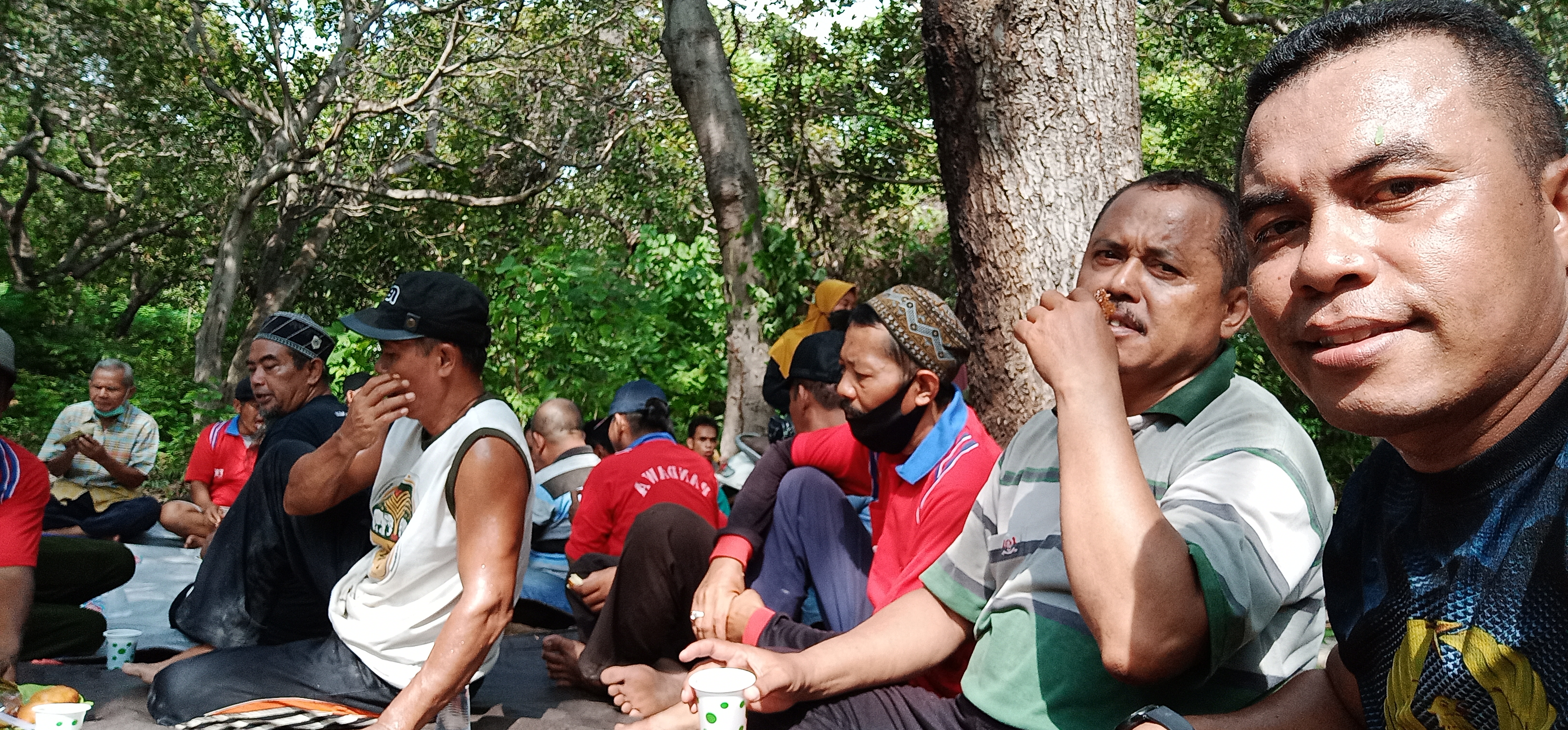 PEMASANGAN GAPURA MASUK DI PEMAKAMAN MUSLIM KELURAHAN WERI LARANTUKA