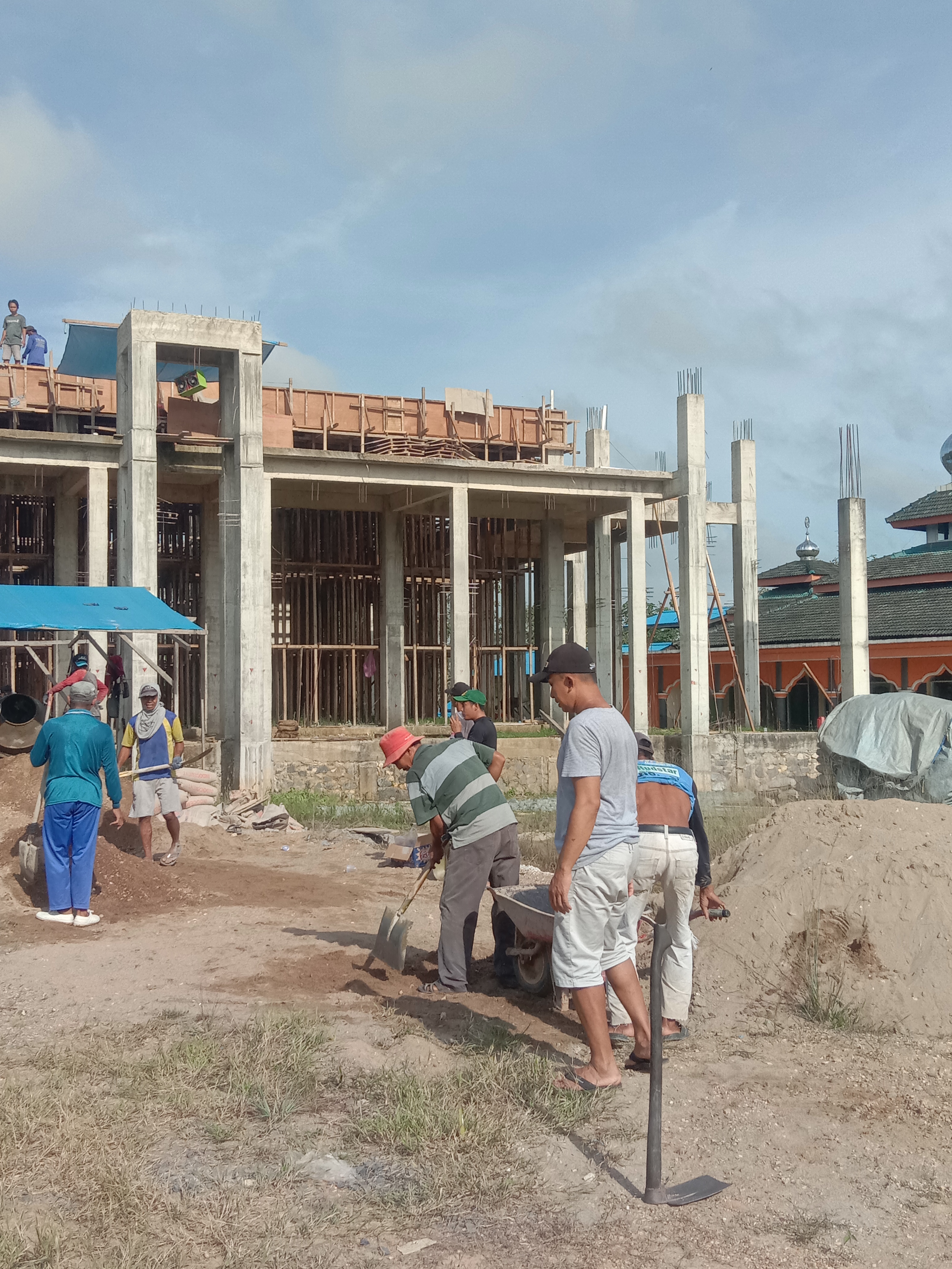 KERJA BAKTI PENGECORAN BALAK AL MUHAJIRIN