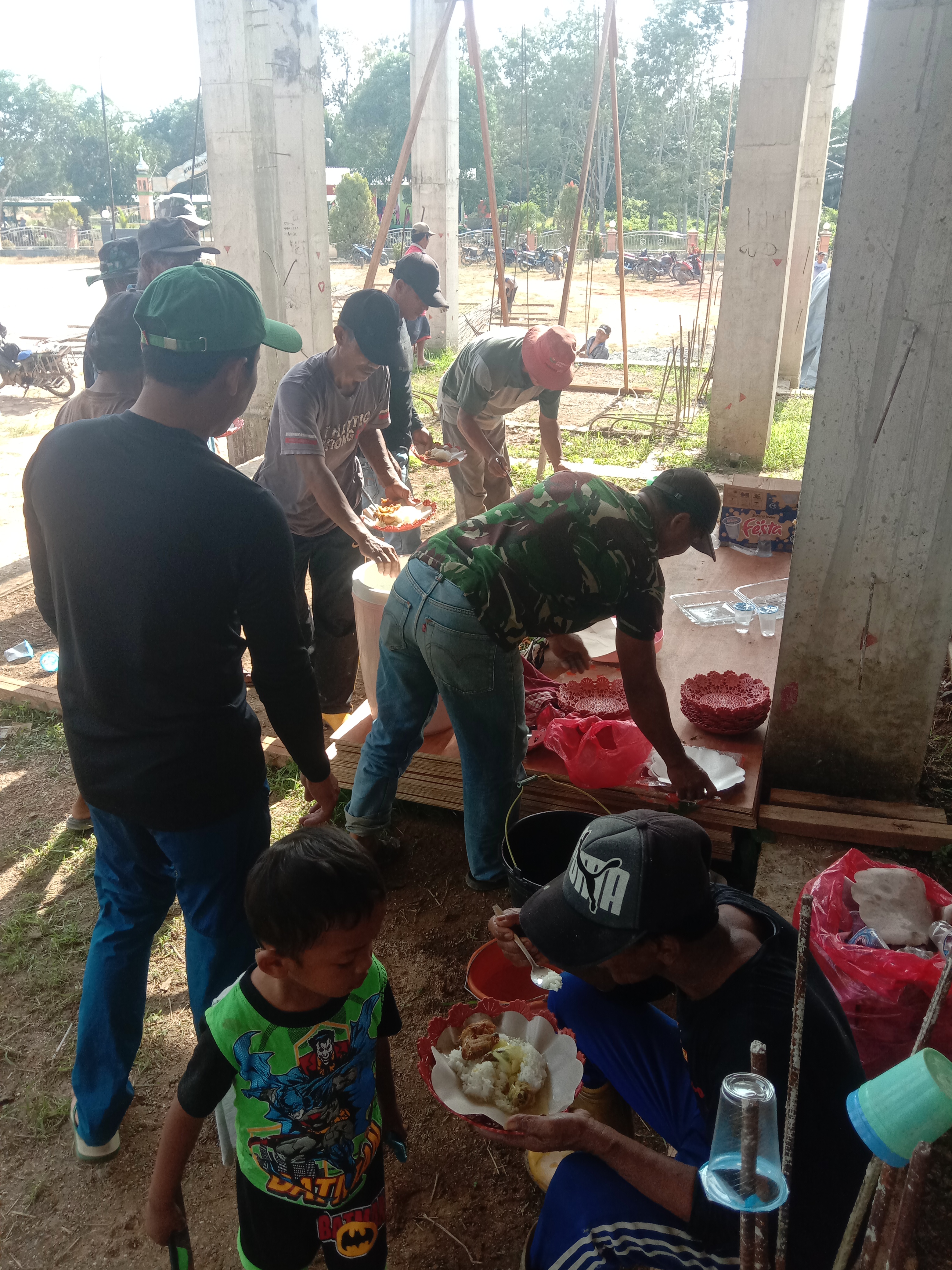 KERJA BAKTI PENGECORAN BALAK AL MUHAJIRIN