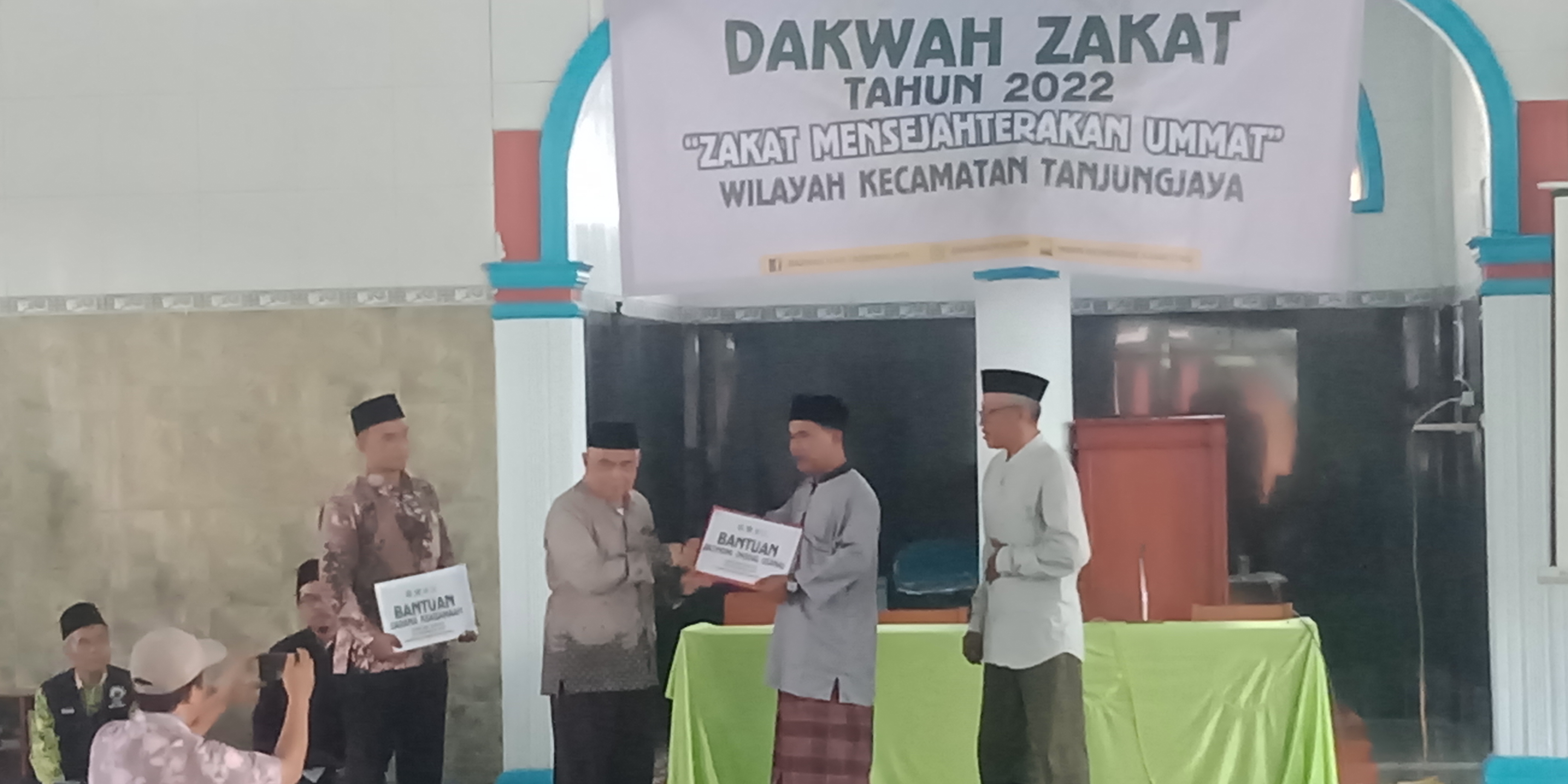 Zakat Mensejajterakan Umat
