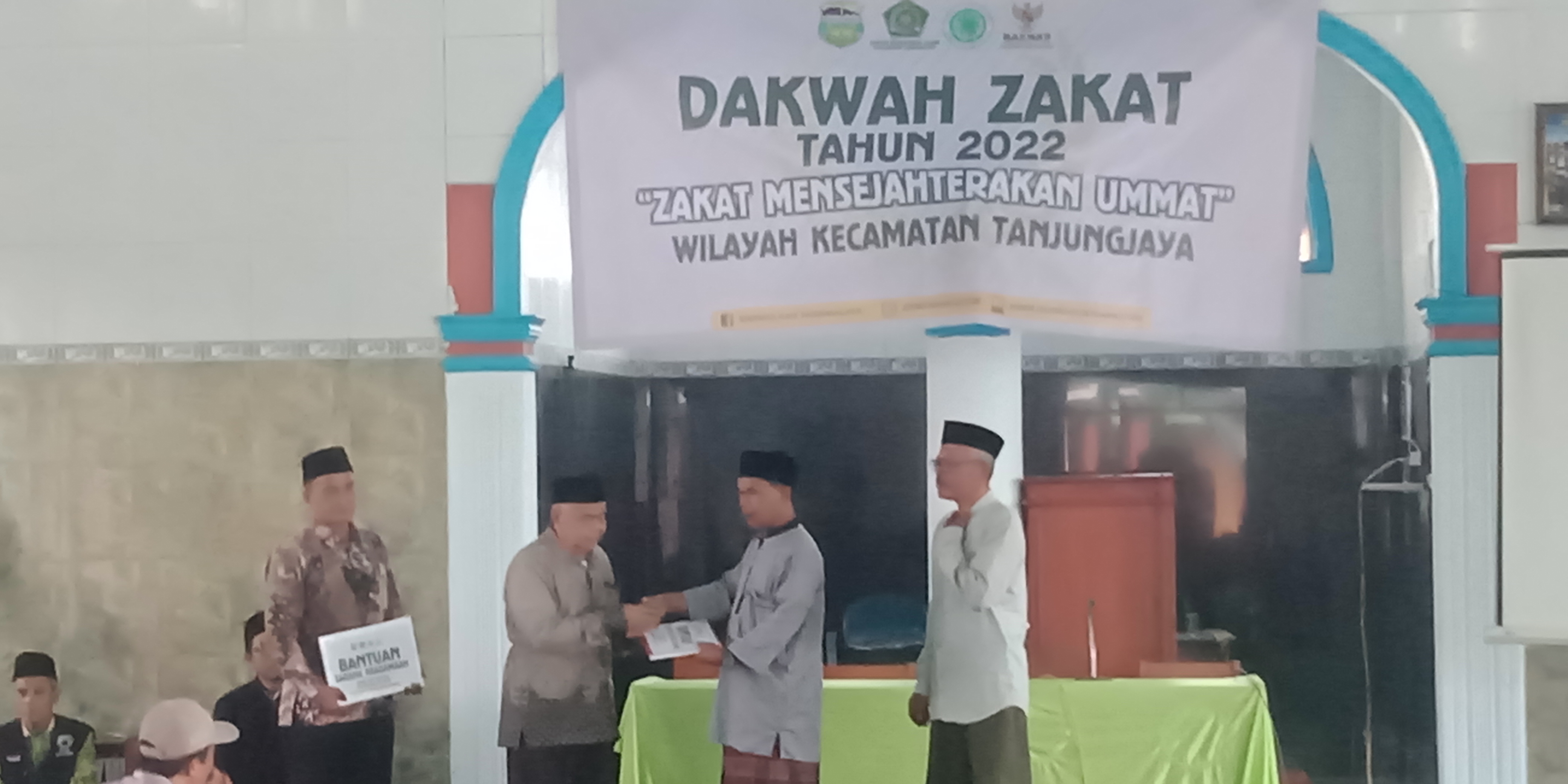 Zakat Mensejajterakan Umat
