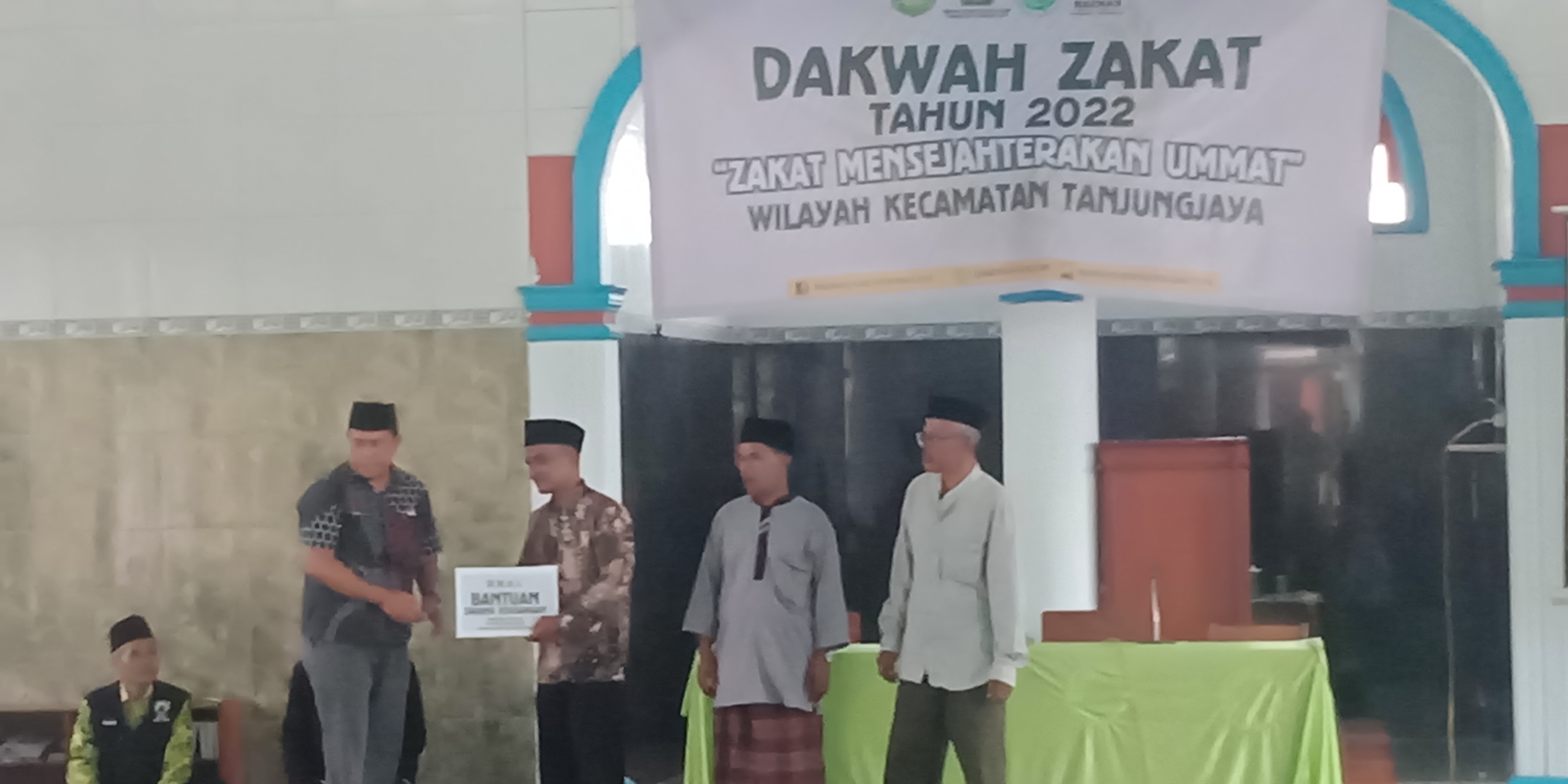 Zakat Mensejajterakan Umat