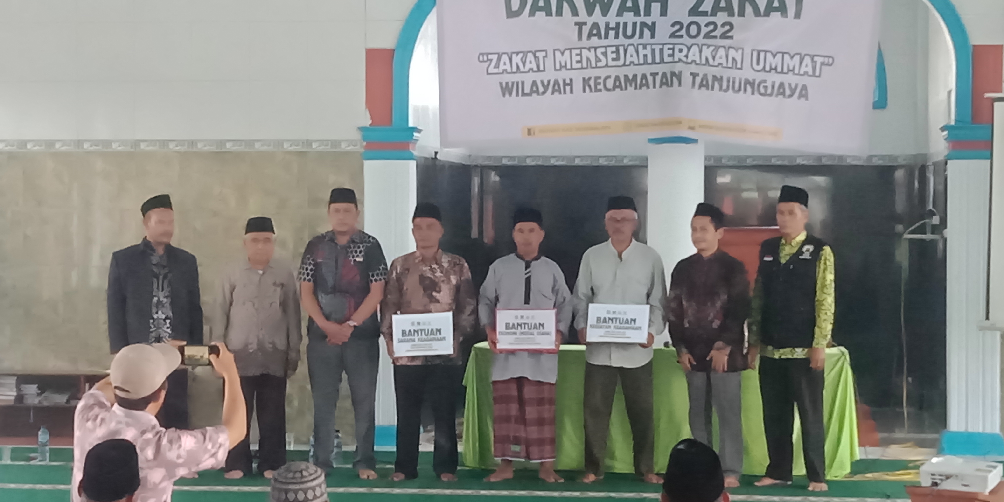Zakat Mensejajterakan Umat