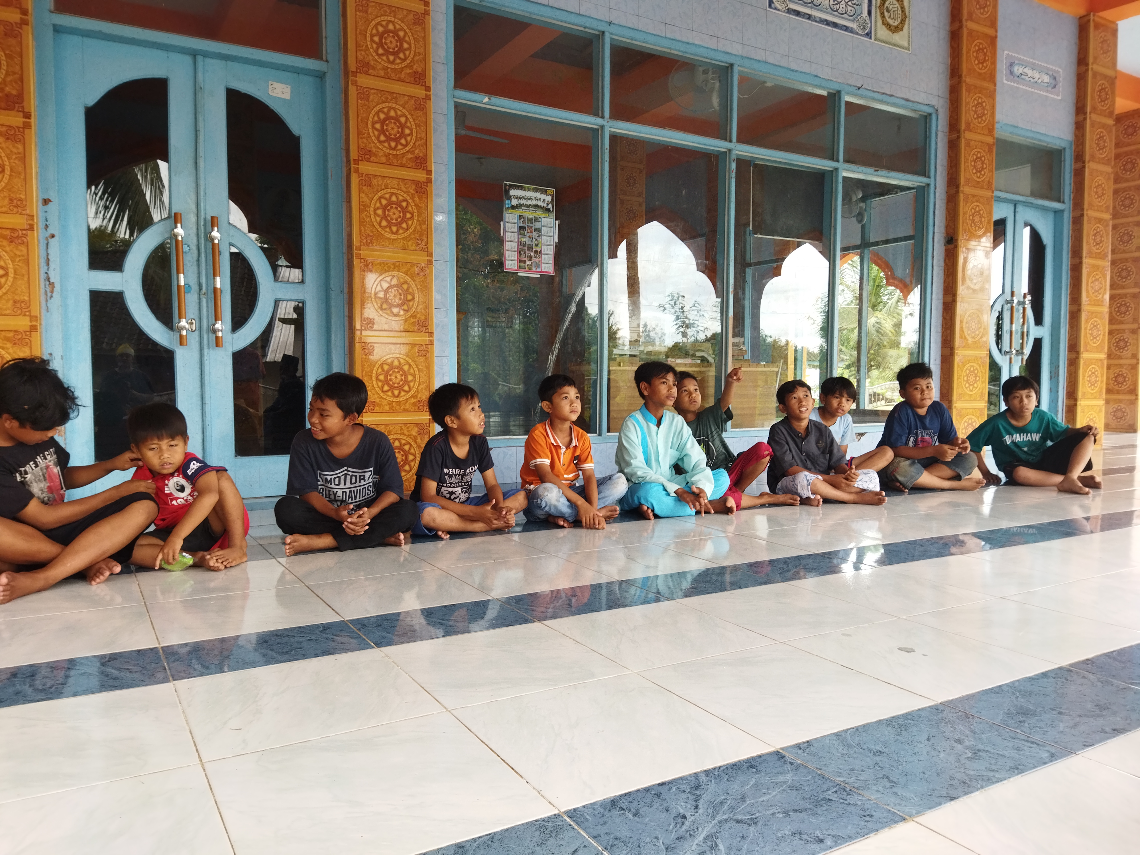 Pembagian baju remaja