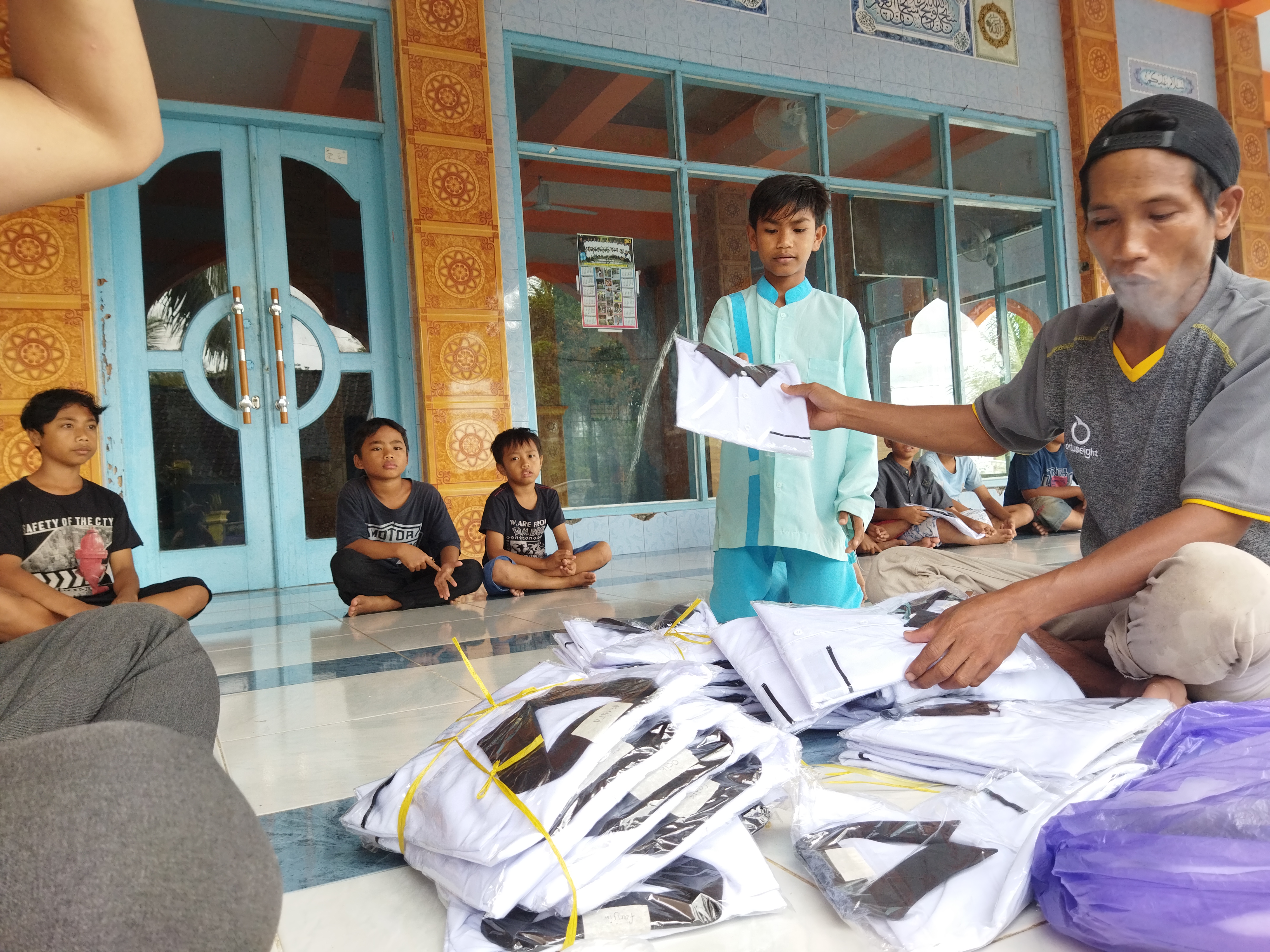 Pembagian baju remaja