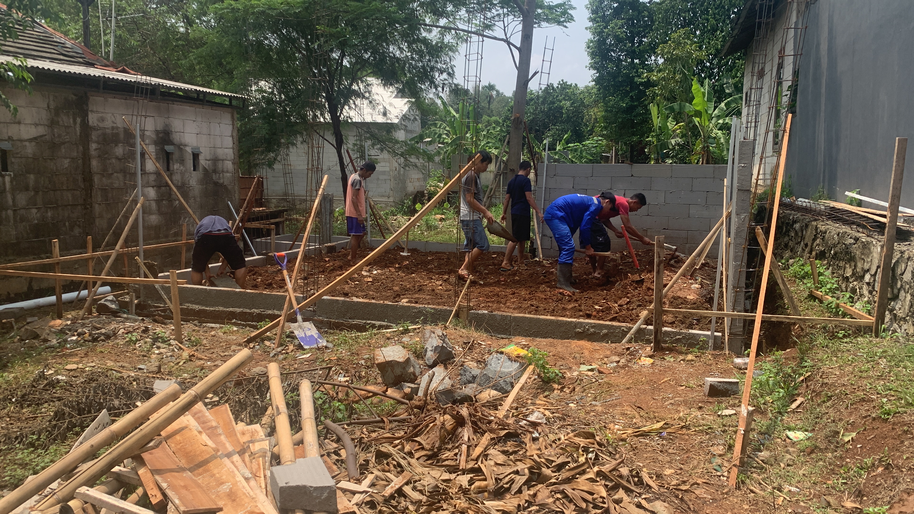 Kerja bakti pengurukan tanah musholla damai