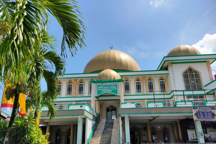 Masjid Al Falah, megah dengan menara setinggi 25 meter