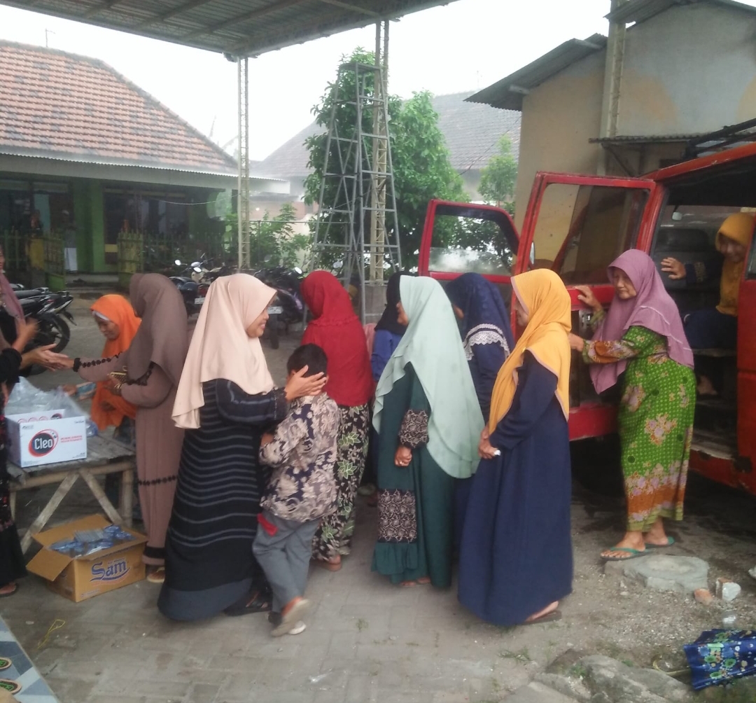 Pererat Silaturahmi dan Dongkrak Ekonomi Warga, Muslimat NU Kertosari Gelar Tahlil dan Diba’ Kubro
